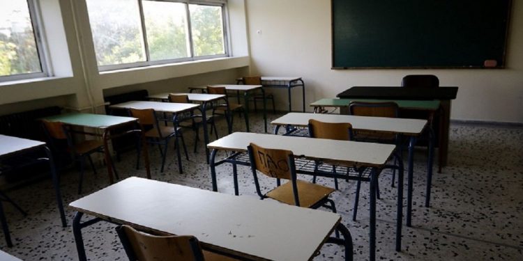 «Μην έρθεις στο σχολείο γιατί αν πατήσεις το πόδι σου, θα σε σφάξω» – News.gr