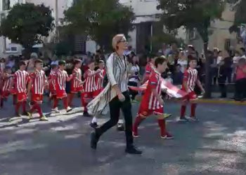 Παρέλαση στο Κερατσίνι με τα χρώματα του Ολυμπιακού