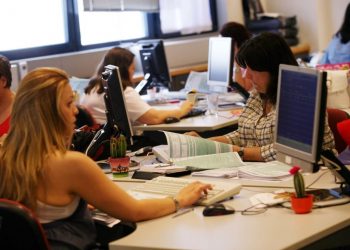 Ποια είναι η ποινή έξτρα φόρου που απειλεί τα νοικοκυριά – News.gr