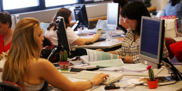 Ποια είναι η ποινή έξτρα φόρου που απειλεί τα νοικοκυριά – News.gr