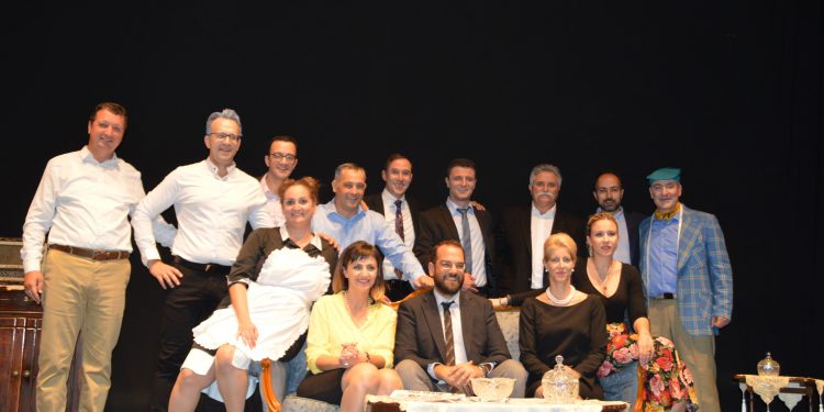 Το θερμό χειροκρότημα των θεατών στην Πάτρα απέσπασε η θεατρική παράσταση “O φίλος μου ο Λευτεράκης” την οποία παρουσίασε η ομάδα των αστυνομικών ΘΕΑΤΡόPOLICE