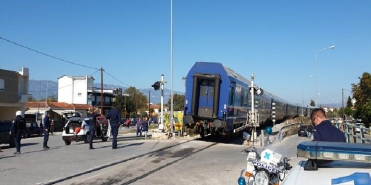 Σφοδρή σύγκρουση τρένου με αυτοκίνητο στα Τρίκαλα, μία γυναίκα νεκρή – News.gr