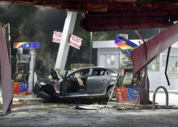 Αυτοκίνητο «καρφώθηκε» με μεγάλη ταχύτητα σε βενζινάδικο – News.gr