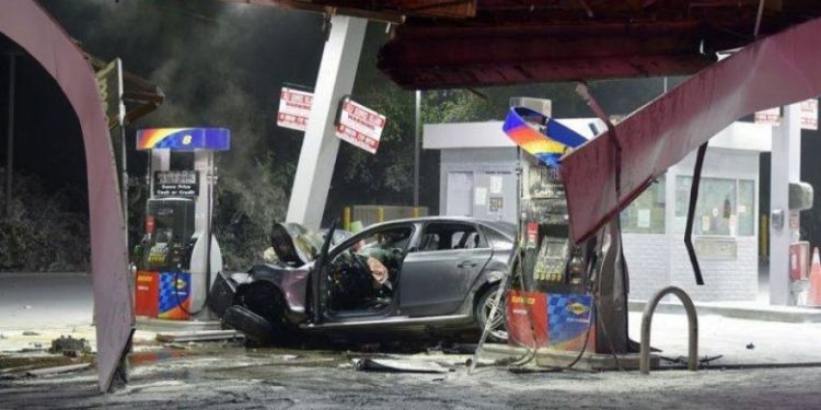 Αυτοκίνητο «καρφώθηκε» με μεγάλη ταχύτητα σε βενζινάδικο – News.gr