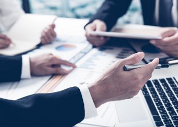 Χριστουγεννιάτικο «μέρισμα» και στις επιχειρήσεις – News.gr