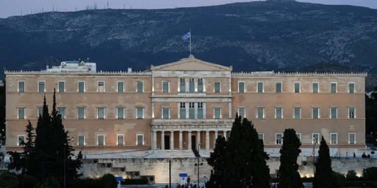 Πού βρίσκεται η διαφορά ΝΔ-ΣΥΡΙΖΑ μετά τις πρώτες 100 ημέρες σε νέα δημοσκόπηση