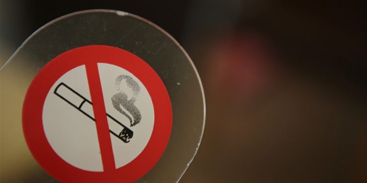 Βουλή: Υπερψηφίστηκε με ευρεία πλειοψηφία ο αντικαπνιστικός νόμος