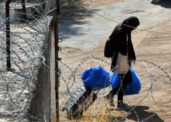 Κυβερνητικοί κύκλοι: Ανυπόστατα τα δημοσιεύματα για κλειστές δομές φιλοξενίας σε στρατόπεδα