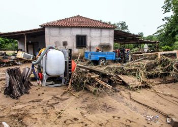 Η λάσπη έθαψε αυτοκίνητα και παλιά σπίτια και παρέσυρε ζώα στο χωριό Νύφι – News.gr