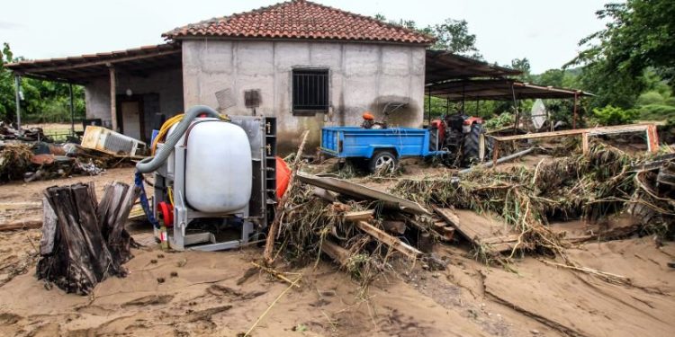 Η λάσπη έθαψε αυτοκίνητα και παλιά σπίτια και παρέσυρε ζώα στο χωριό Νύφι – News.gr