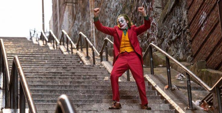 Αστυνομικοί διέκοψαν προβολές της ταινίας «Τζόκερ» σε Μαρούσι και Πατήσια για να βγάλουν έξω τους ανήλικους