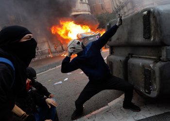 Παρέλυσε η Βαρκελώνη από διαδηλώσεις και επεισόδια – News.gr
