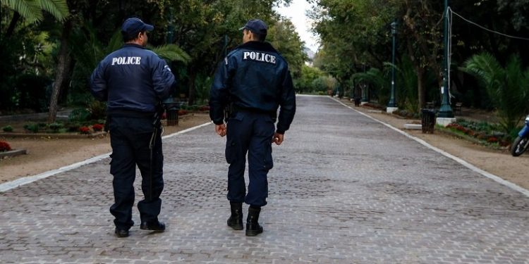 Κάλεσαν αστυνομικούς για το φάντασμα του διαχειριστή, για να τους ποτίσουν τα λουλούδια και για ζευγάρι που ήταν «ζωηρό»