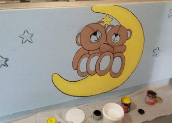 Ζωγραφίζει στους τοίχους της παιδιατρικής κλινικής του νοσοκομείου Λάρισας
