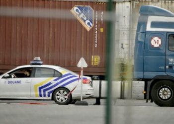 Βέλγιο: 12 μετανάστες βρέθηκαν ζωντανοί μέσα σε φορτηγό ψυγείο