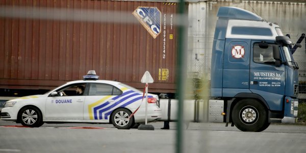 Βέλγιο: 12 μετανάστες βρέθηκαν ζωντανοί μέσα σε φορτηγό ψυγείο