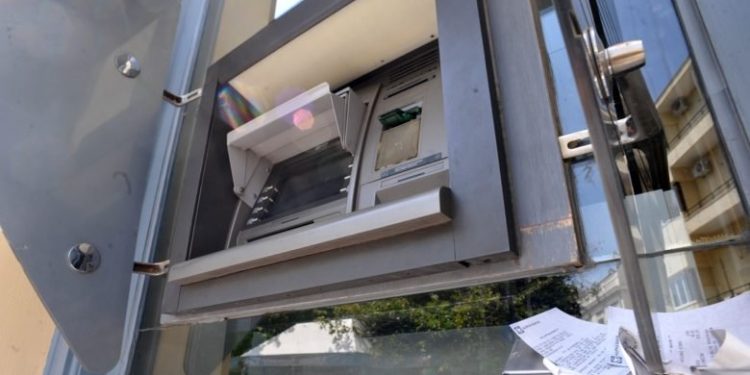 Προς «πάγωμα» οι αυξήσεις στις χρεώσεις τραπεζικών συναλλαγών – News.gr