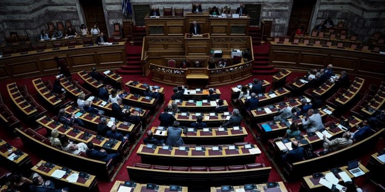 Βουλή: Ψηφίστηκαν οι συμβάσεις έρευνας-εκμετάλλευσης υδρογονανθράκων