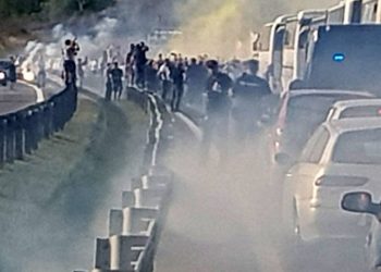Οπαδοί του Ερυθρού Αστέρα και του Ολυμπιακού τραγουδούν μαζί στον δρόμο