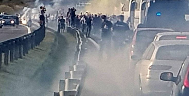 Οπαδοί του Ερυθρού Αστέρα και του Ολυμπιακού τραγουδούν μαζί στον δρόμο
