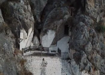 Η Παναγία των Βράχων: Το εκκλησάκι που βρίσκεται σαν αετοφωλιά μέσα σε έναν βράχο