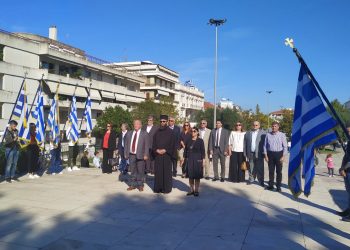 ΠΥΡΓΟΣ: Κατάθεση στεφάνων από τον μαθητικό κόσμο για τους ήρωες του 1940