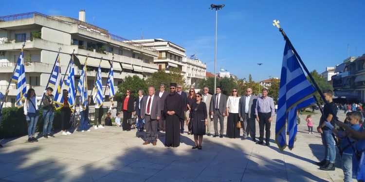 ΠΥΡΓΟΣ: Κατάθεση στεφάνων από τον μαθητικό κόσμο για τους ήρωες του 1940