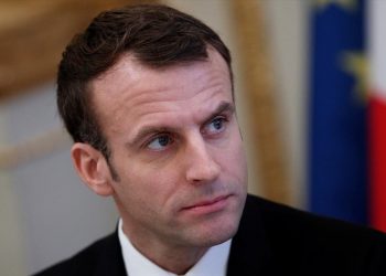 Μακρόν: Η Τουρκία να τερματίσει την επίθεση στη Συρία