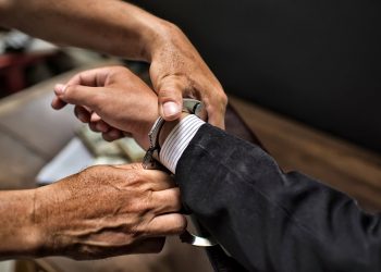 Χειροπέδες σε τέσσερις εφοπλιστές για δωροδοκία – News.gr