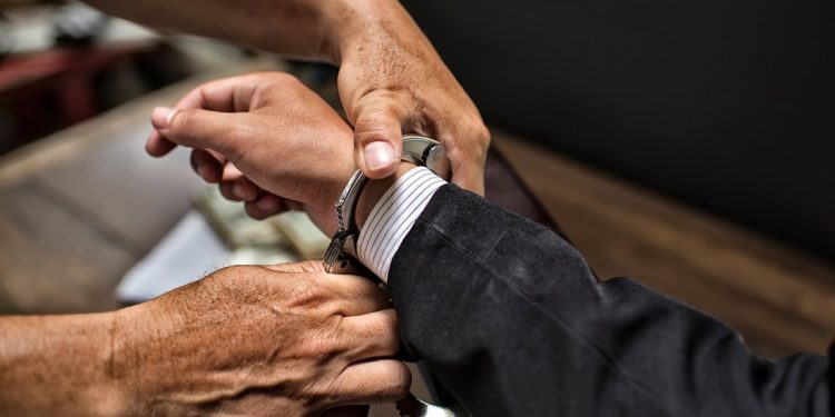 Χειροπέδες σε τέσσερις εφοπλιστές για δωροδοκία – News.gr