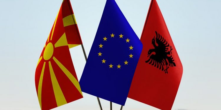 «Μπλόκο» στην έναρξη ενταξιακών διαπραγματεύσεων με την ΕΕ σε Σκόπια και Τίρανα