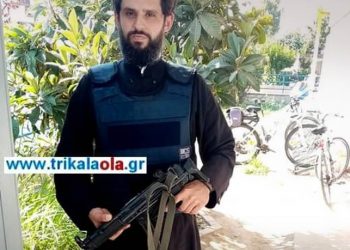 Ο αστυνομικός-ιερέας με το αλεξίσφαιρο και το όπλο σε αστυνομικό τμήμα στα Τρίκαλα