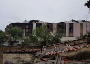 Ανεμοστρόβιλος «ξήλωσε» οροφή εργοστασίου και δένδρα στην Καλαμάτα – News.gr