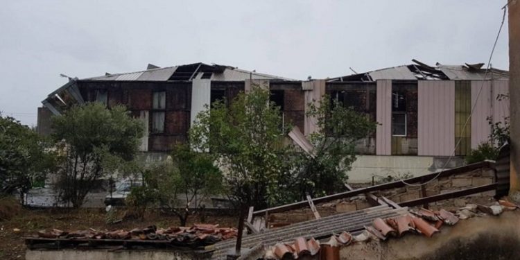 Ανεμοστρόβιλος «ξήλωσε» οροφή εργοστασίου και δένδρα στην Καλαμάτα – News.gr