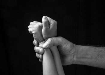 Βίασαν ανήλικο και τον απειλούσαν ότι θα δημοσιεύσουν το βίντεο – News.gr