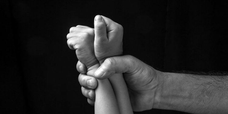 Βίασαν ανήλικο και τον απειλούσαν ότι θα δημοσιεύσουν το βίντεο – News.gr