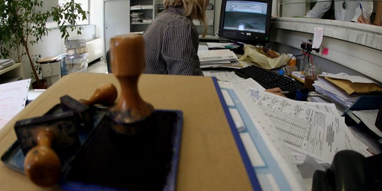 Τι αλλάζει για αφορολόγητο, οφειλές στην Εφορία και ηλεκτρονικές αποδείξεις – News.gr