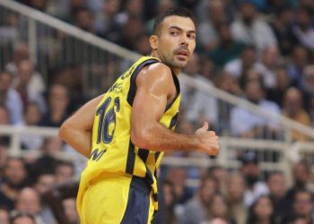 Ο Σλούκας δεν ακούμπησε καν πανό για τον Κεμάλ Ατατούρκ και οι φίλοι της Φενέρ αντέδρασαν