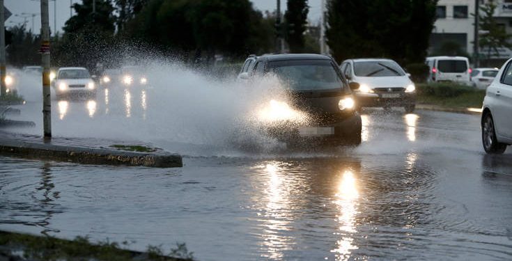 Κακοκαιρία Γηρυόνης: Διεκόπη η κυκλοφορία στην Αθηνών-Κορίνθου - Προβλήματα σε Κινέτα, υπερχείλισε το ρέμα της Πίκας