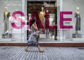 Πρεμιέρα σήμερα για τις φθινοπωρινές εκπτώσεις