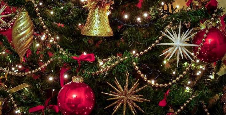 Φωταγωγήθηκε το πρώτο Χριστουγεννιάτικο δέντρο της Ελλάδας