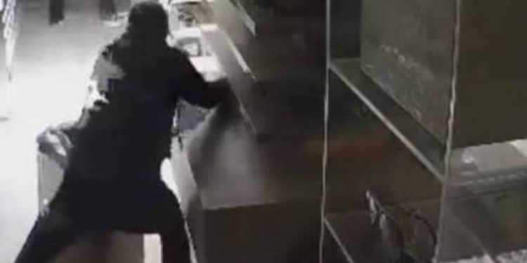 ΓΑΣΤΟΥΝΗ: Συνελήφθη ημεδαπός για κλοπές και φθορές ξένης ιδιοκτησίας σε καταστήματα
