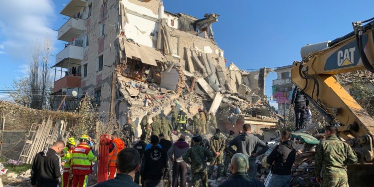 Ημέρα εθνικού πένθους στην Αλβανία – Τουλάχιστον 22 νεκροί, 600 τραυματίες, χιλιάδες άστεγοι