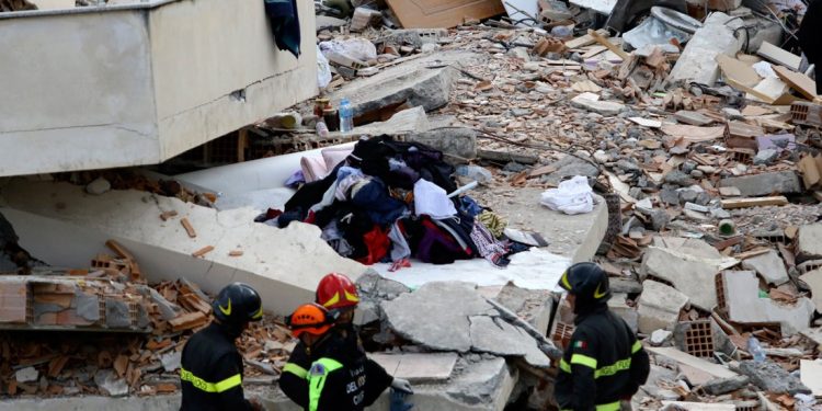 Τρεις σοροί σε τετραώροφο κτίριο, στους 45 οι νεκροί – News.gr