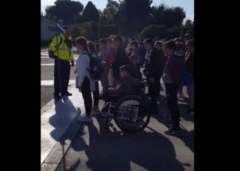 Δάσκαλος δίνει στρατιωτικά παραγγέλματα σε μαθητές στο μνημείο του Άγνωστου Στρατιώτη