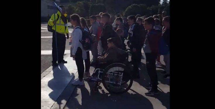 Δάσκαλος δίνει στρατιωτικά παραγγέλματα σε μαθητές στο μνημείο του Άγνωστου Στρατιώτη