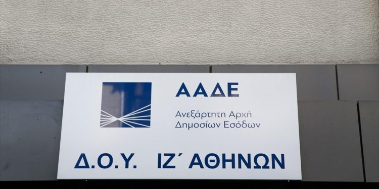 Εφορία: Αυξάνονται «φέσια» και κατασχέσεις