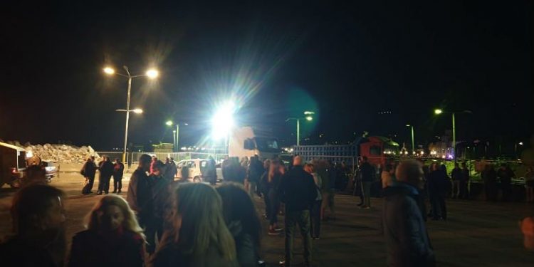 Δήμαρχος και κάτοικοι απέκλεισαν το λιμάνι για να μην αποβιβαστούν μετανάστες – News.gr