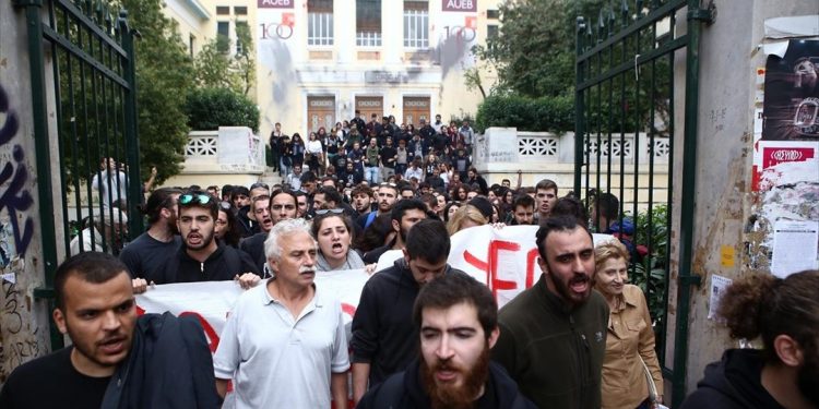 ΚΝΕ: Να ανοίξει η ΑΣΟΕΕ - Παραβίαση ασύλου από αστυνομικές δυνάμεις