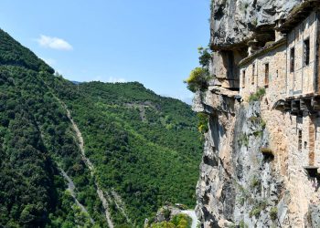 Απέραντο δέος και καθηλωτική ομορφιά στη Μονή Κηπίνας – Newsbeast